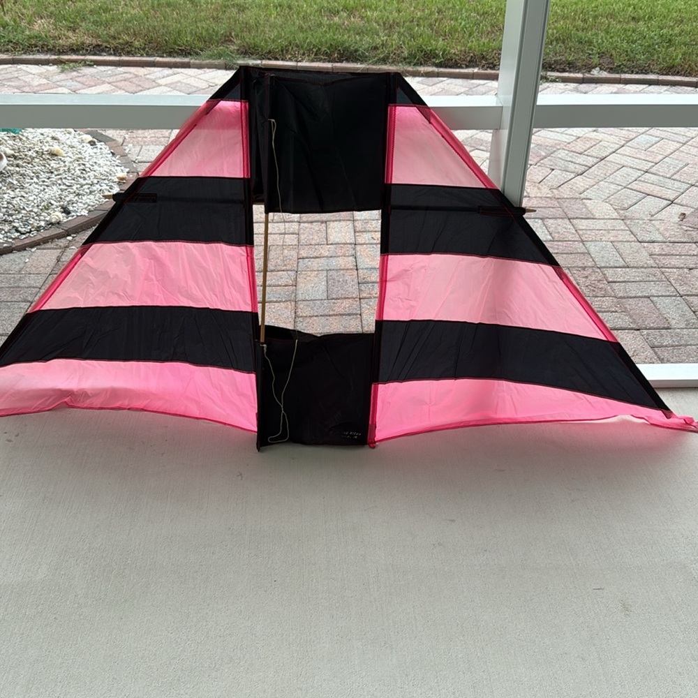 Classic pink and black delta conyne kite - Picture 3 of 11